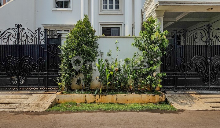 Rumah Bagus European Classic di Permata Hijau Dalam Kompleks