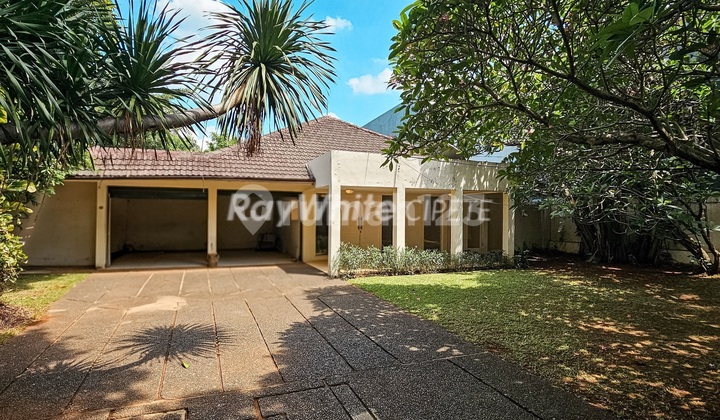 Spacious and Lush 1-Story House in Kemang Dalam