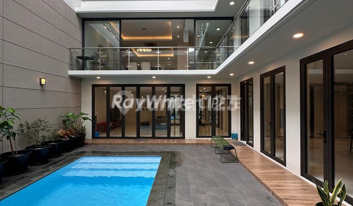Rumah Bagus Modern Tropical di Kuningan Dalam Kompleks
