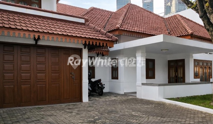 Rumah Mewah Baru Renovasi Furnished di Menteng Prime Area