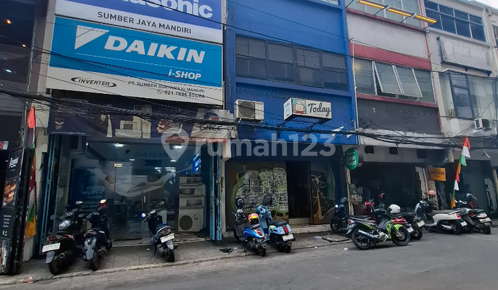 Ready-to-Occupy Shop House in a Strategic Location in Front of Cipete MRT Station