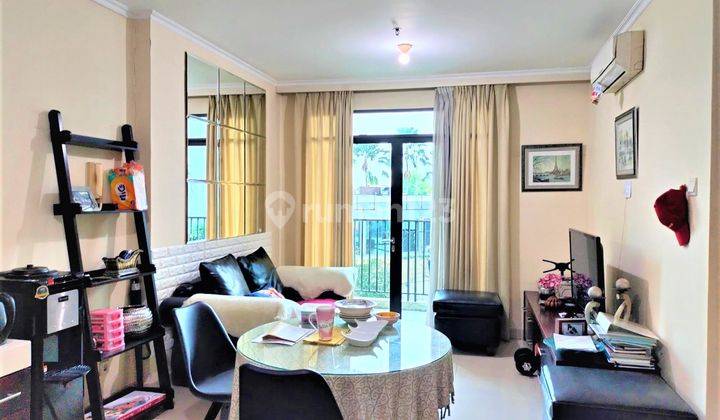 ruang keluarga apartemen hampton park 2br unfurnished