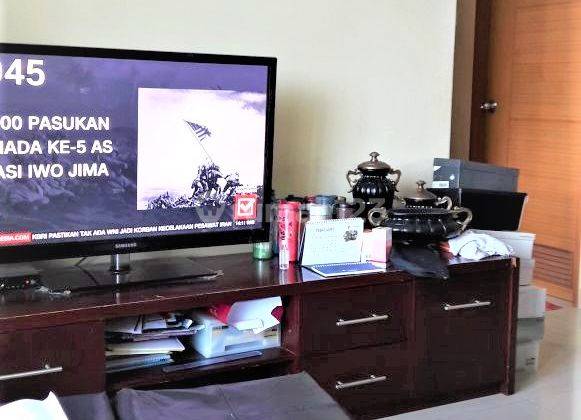 ruang keluarga apartemen hampton park 2br unfurnished