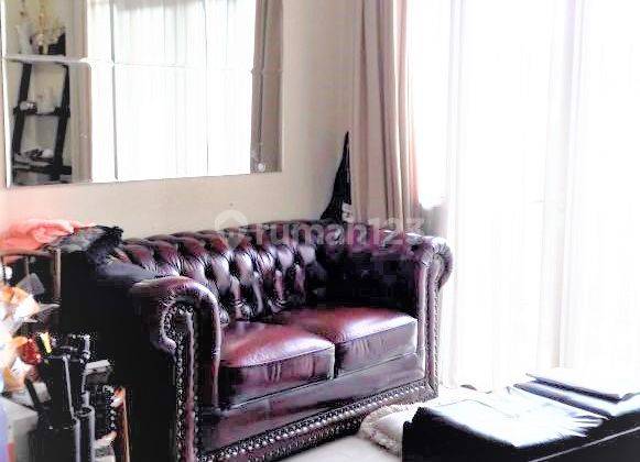 ruang tamu apartemen hampton park 2br unfurnished
