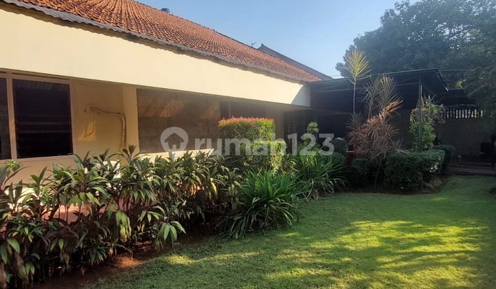 Rumah Lama Siap Huni Akses Jalan Besar di Kebayoran Baru