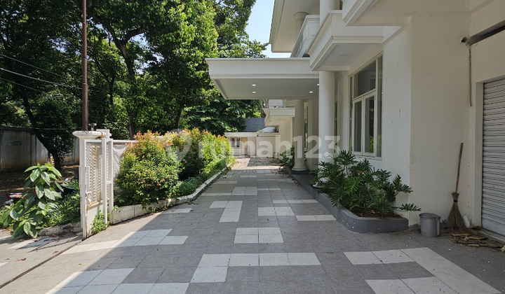 Rumah Mewah Lingkungan Hunian di Pondok Indah