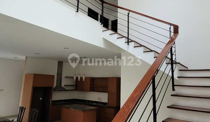 Rumah Tropis di Cilandak Dekat Stasiun MRT 2