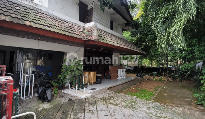 Rumah Tua Hitung Tanah Dekat Taman di Kebayoran Baru