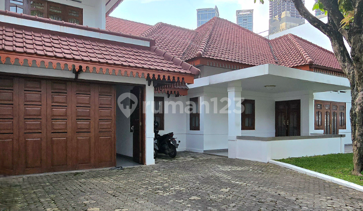 Rumah Dua Lantai Fully Furnished di Menteng Jakarta Pusat