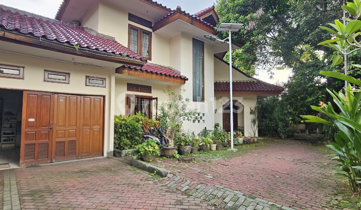 Rumah Dua Lantai Dengan Kolam Renang di Ampera Jakarta Selatan