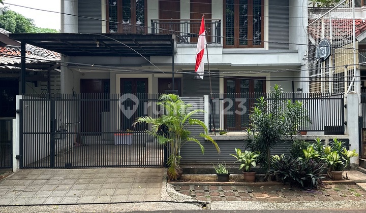 Rumah Cantik Akses Jalan Lebar di Pondok Indah Jakarta Selatan