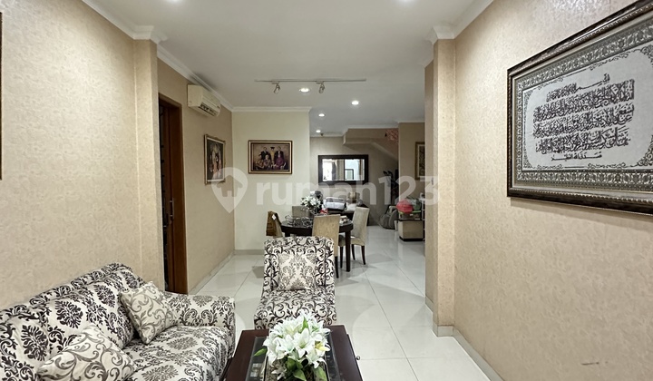 Rumah Cantik Akses Jalan Lebar di Pondok Indah Jakarta Selatan