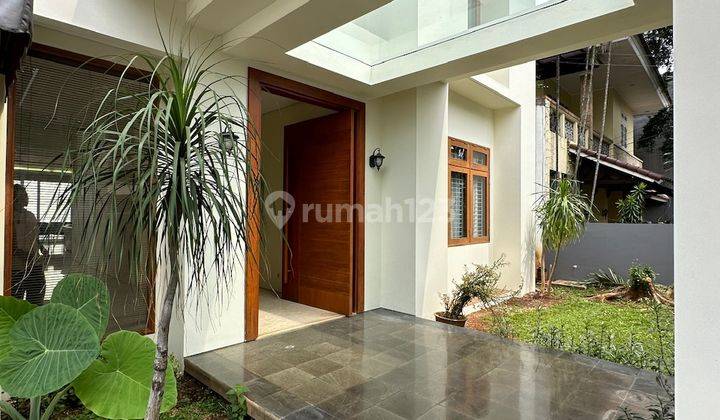 Rumah 2 Lantai 5 Kamar Tidur Semi Furnished Pool di Pondok Indah 2