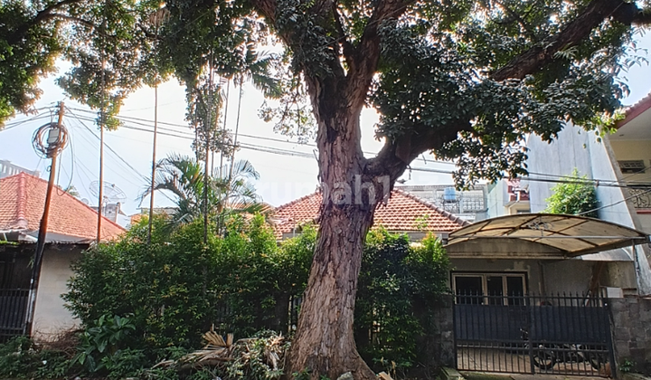 Rumah Hitung Tanah Dalam Komplek Elite di Kebayoran Baru