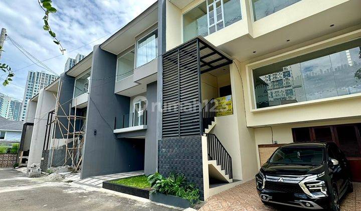 Rumah 3 Lantai Dalam Townhouse Di Tanjung Barat Dekat Aeon Mall 1