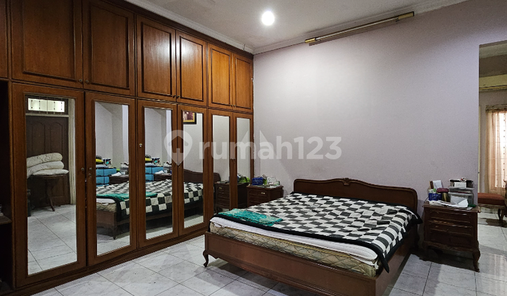 WELL-MAINTAINED HOUSE IN A STRATEGIC LOCATION NEAR SENOPATI SCBD SENAYAN 2