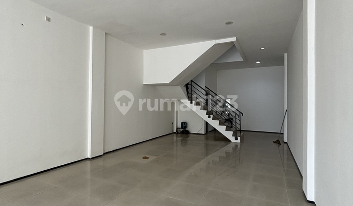 For Rent: 4-Storey Shop House by Main Road, Ready to Occupied, Already Renovated. 2