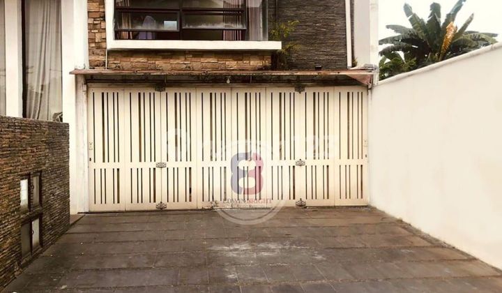 A neat and nice 2.5-story house in the premium area of Bintaro Jaya. 2