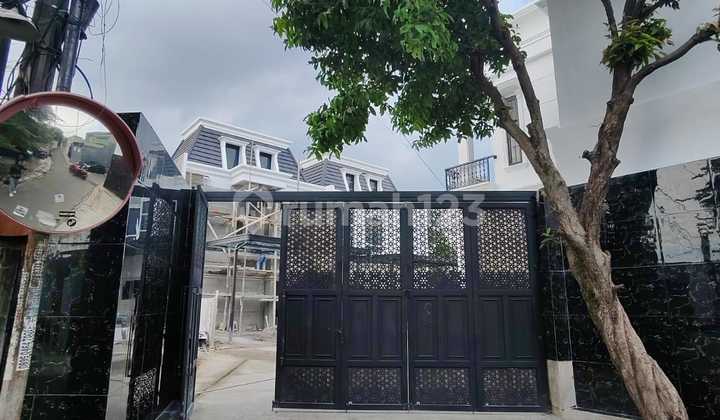 Rumah Desain American Classic di Jatiwaringin Siap Huni 2