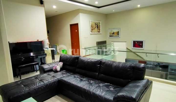 Rumah Dijual Terawat Taman Luas di Setrawangi , Bandung 0106