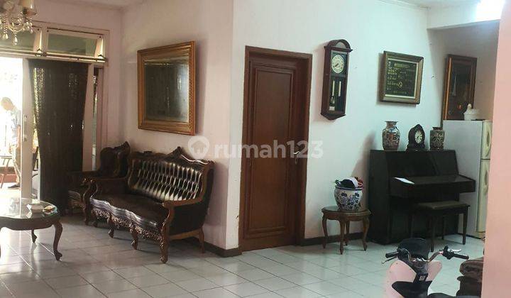 Rumah Asri yang luas  di Jalan Pancoran Timur 8 2