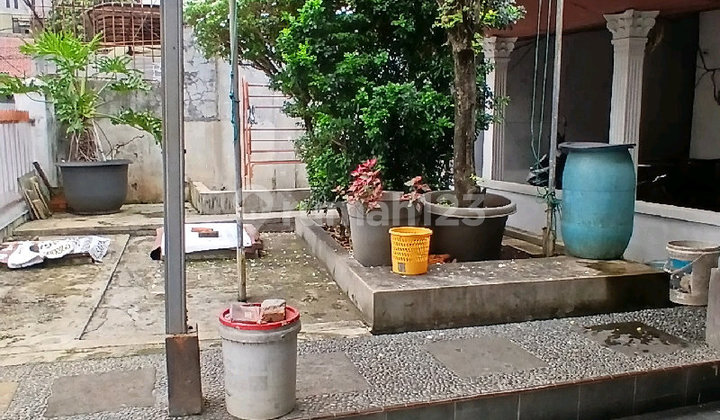 Old House Suitable for 4-Floor Boarding House in Tomang, West Jakarta 2