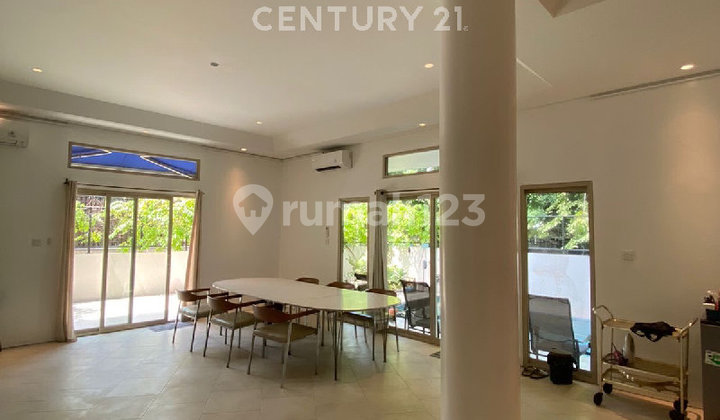 Modern Residence Dengan Rooftop Di Kawasan Elite SCBD