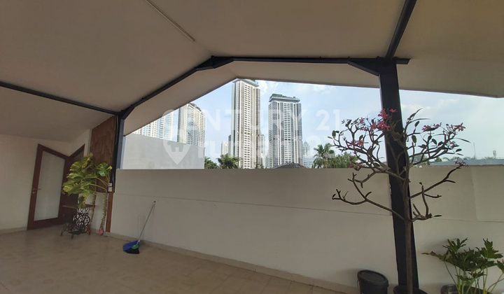 Rumah Besar Dan Nyaman Di Simprug Garden, Jakarta Selatan