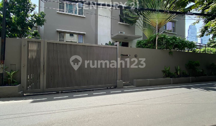 Modern Residence Dengan Rooftop Di Kawasan Elite SCBD