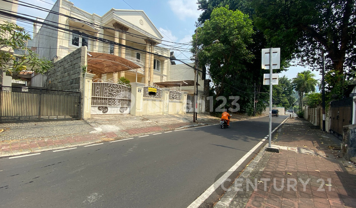Rumah Semi Furnished 2,5 Lantai di Kawasan Menteng 2