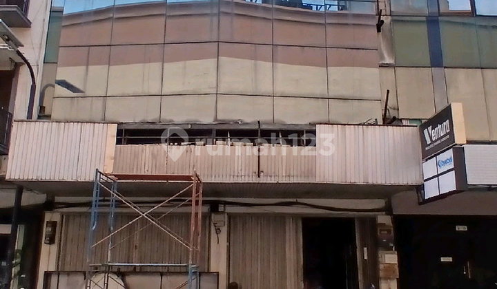 Attached 4-Story Shop House 9 Meters Wide Ample Parking South Jakarta Attached 4-Story Shop House 9 Meters Wide Ample Parking South Jakarta