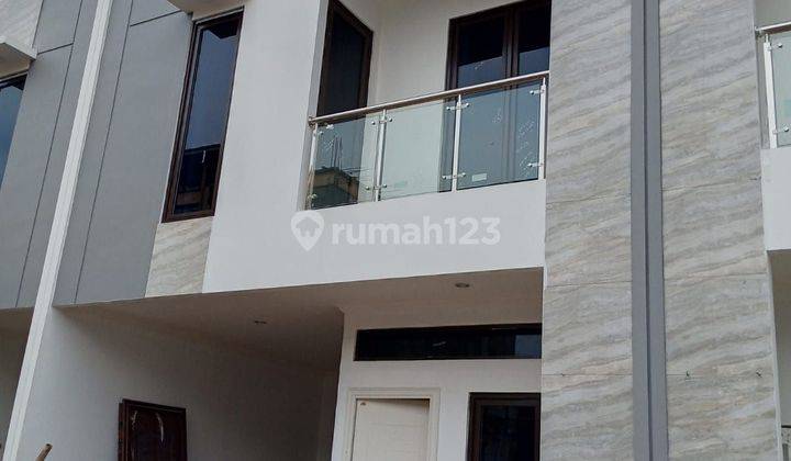 Rumah mewah bergaya eropa 2 lantai di cempaka timur Jakarta Pusat 1