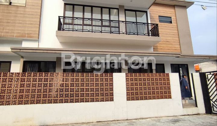 Rumah Hoek 2.5 Lantai dekat Pintu tol Meruya, Jakarta Barat