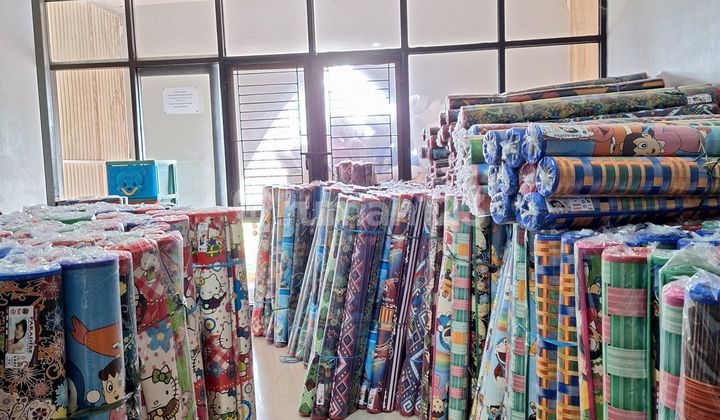 De Marrakesh shop house on a busy street.