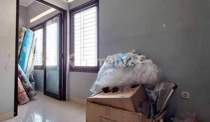 De Marrakesh shop house on a busy street. 2