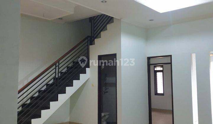 Rumah modern 2 lantai di komp singgasana pradana  1