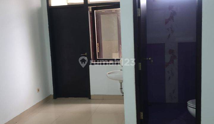 Rumah modern 2 lantai di komp singgasana pradana  2