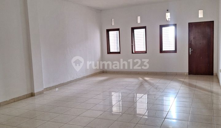 3-Storey Shop House Ready to Occupied in the City Center