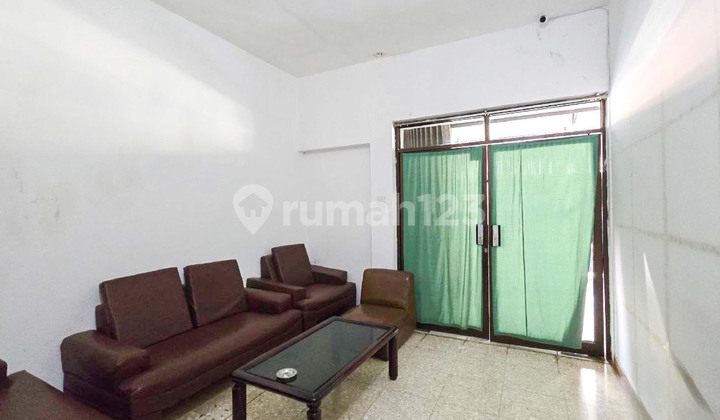 Boarding House in Kramat Senen Old Building Suitable for Investment 2