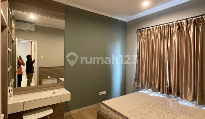 Sewa Apartemen Sudirman Park Lantai Tinggi 2 Bedrooms 2