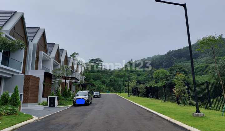 Bebas Banjir, Rumah, 2 Lantai, SHM, Siap Huni