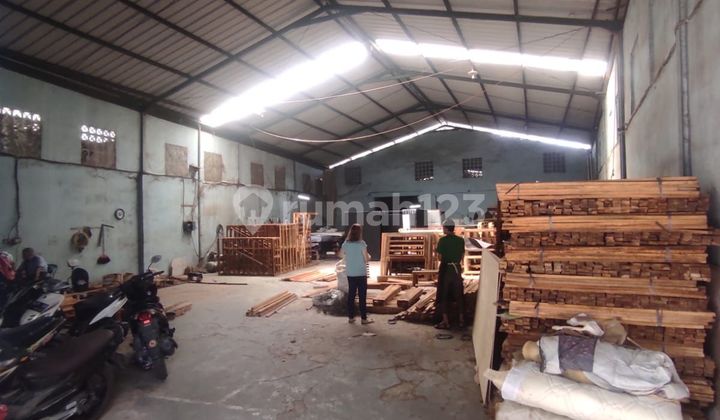 Gudang dan kantor di jalan raya nanjung