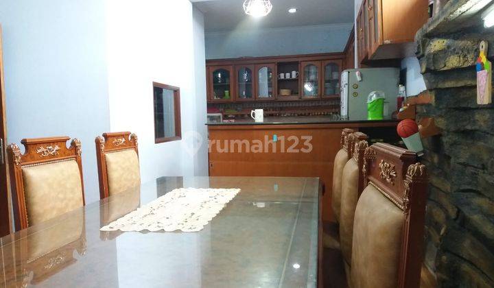 ruang makan rumah cantik komplek elite taman