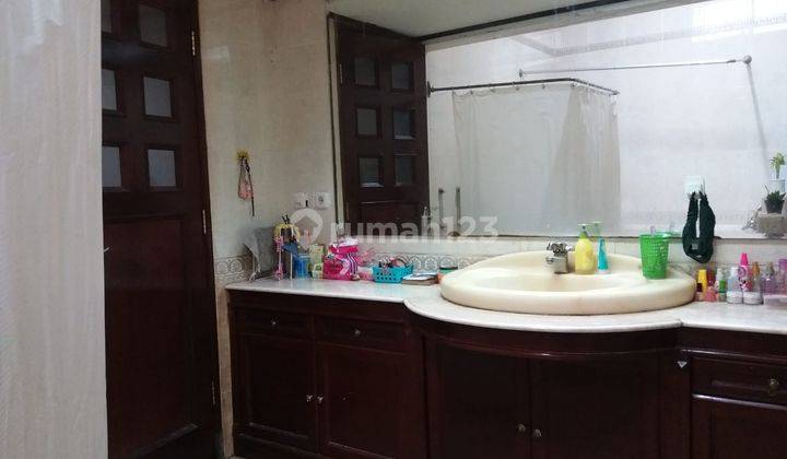kamar mandi rumah cantik komplek elite taman