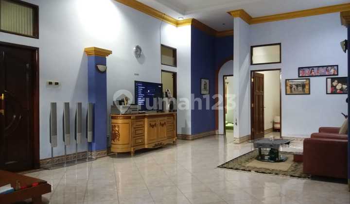 ruang keluarga rumah cantik komplek elite taman