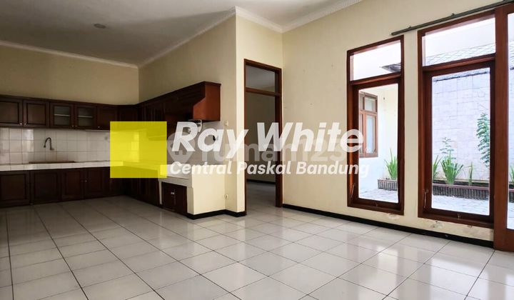 Nice and Well-Maintained House in Batununggal, Bandung 2
