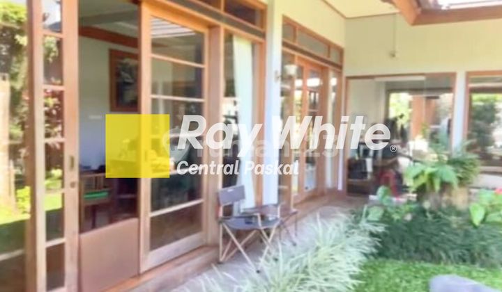 Beautiful, Comfortable, and Lush House with a Private Pool in Sayap Ciumbuleuit, Bandung