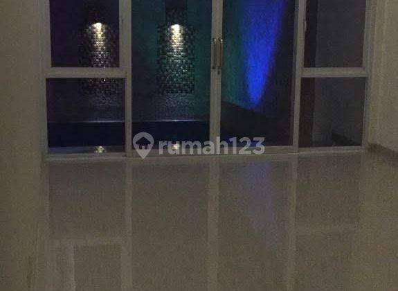 ruang keluarga rumah 3 lantai baru sertifikat