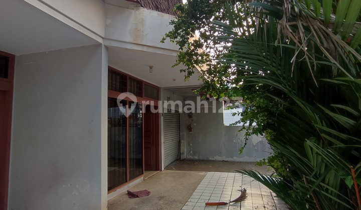 Old house strategic location in East Tanjung Duren, West Jakarta. 2