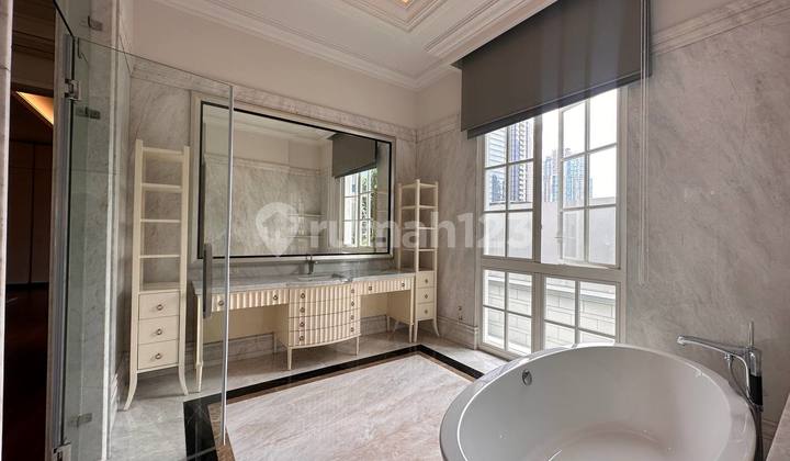 RUMAH KUNINGAN KOMPLEK ELIT MEWAH SEMI FURNISHED